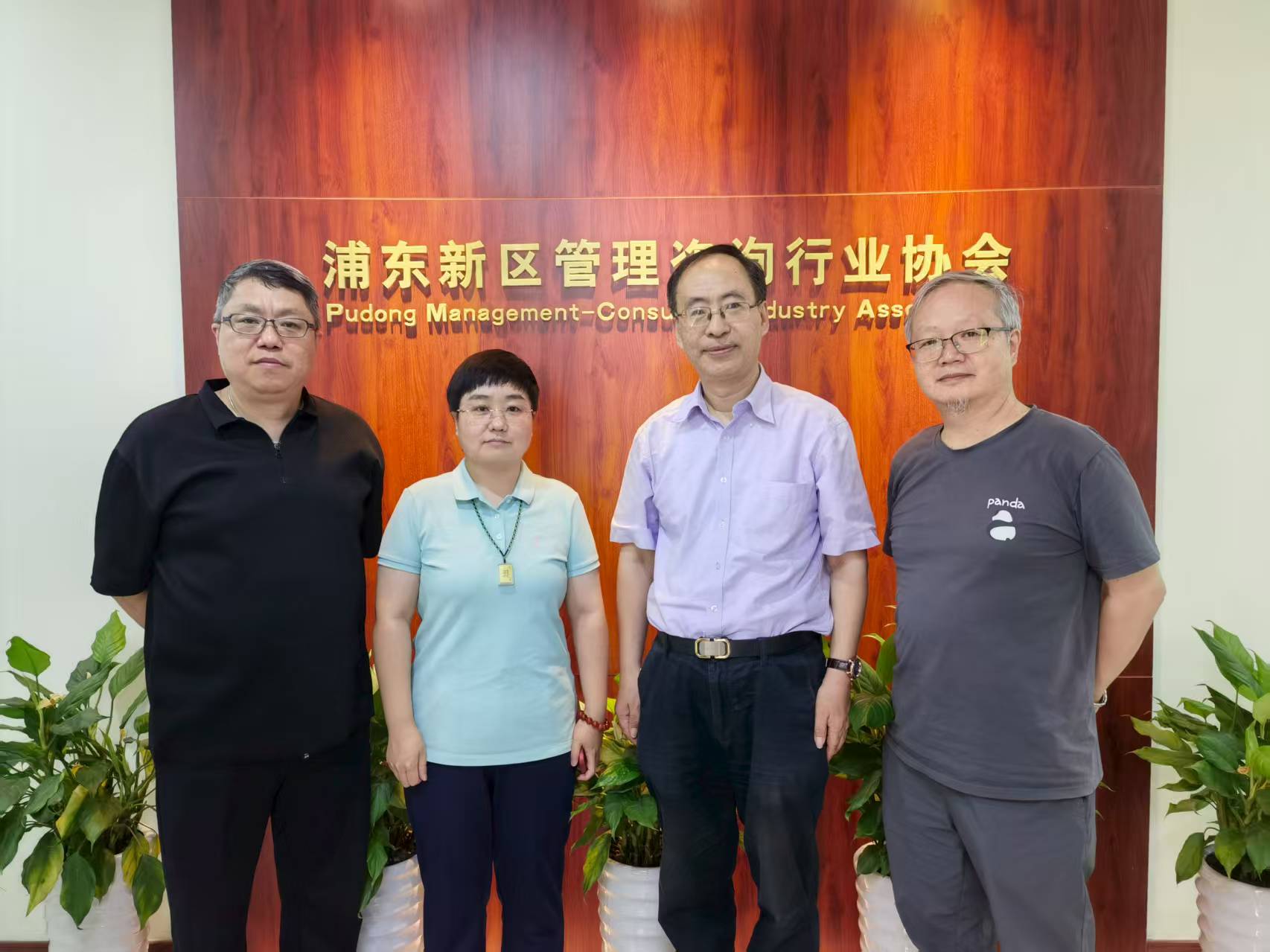 新质生产力实践与应用专家李德伟与来访的管理咨询师交流 